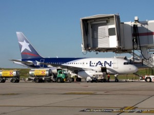 Airbus A318 de LAN en Montevideo (Foto: Edgardo Gimenez Mazó)