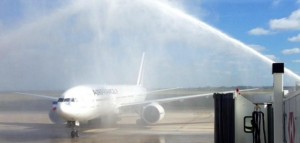 El F-GSPD siendo recibido en Montevideo (Foto: prensa Air France)