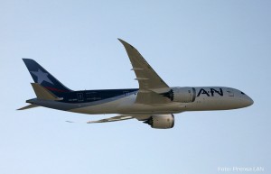 Boeing 787 CC-BBB realizando hoy el vuelo de prueba (Foto: Prensa LAN)