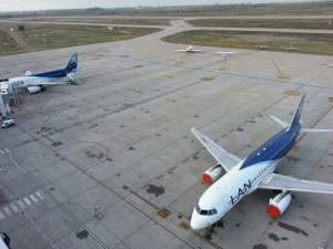 El aeropuerto de Mendoza, con el LV-BOI estacionado y la plataforma casi vacía. Foto: Gustavo Lepez