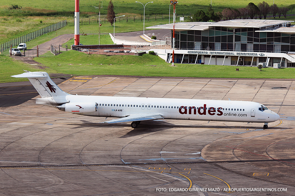 MD-83 LV-AYD de Andes cubriendo el vuelo AR1756 de Aerolíneas Argentinas en Resistencia el 28/02/2015.