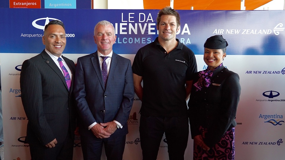 Stephen Jones (Chief Strategy, Networks and Alliances Officer de ANZ), Richie McCaw y miembros de la tripulación.