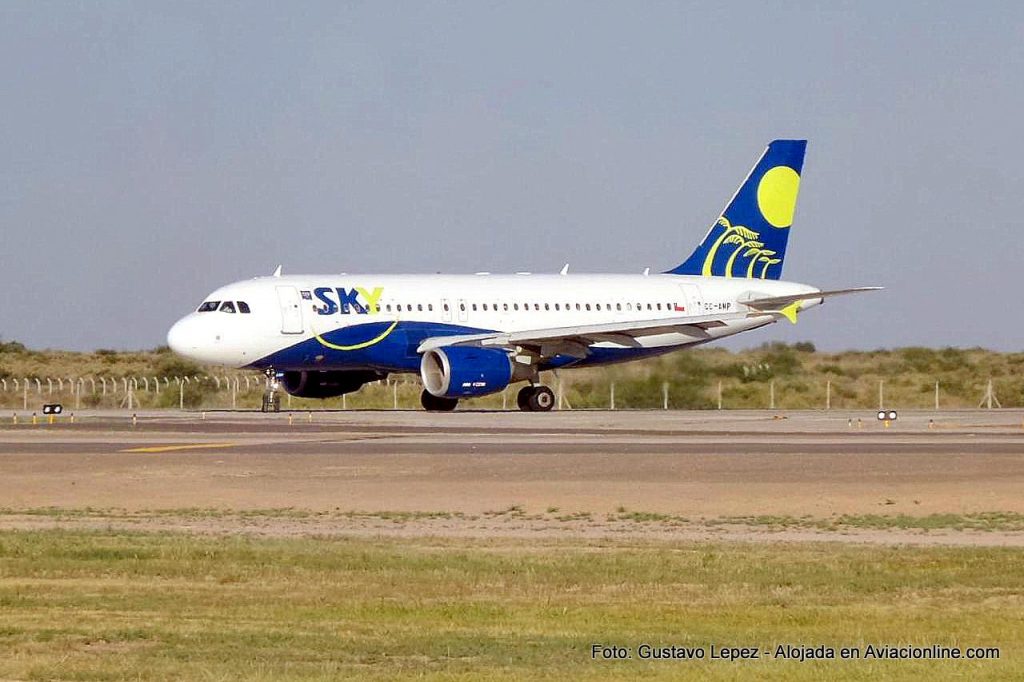 Airbus A319 CC-AMP de Sky Airline en Mendoza (Foto: Gustavo Lepez)