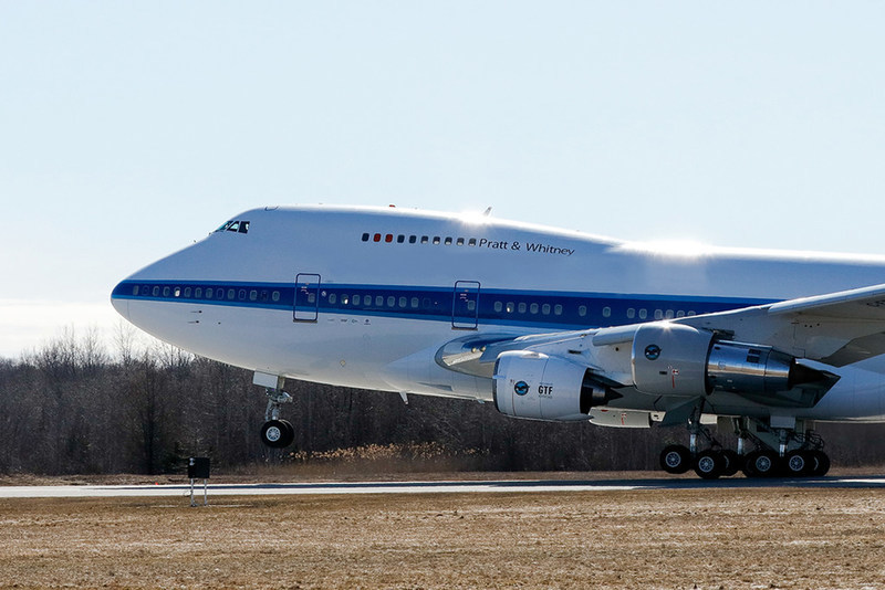 GTF Advantage instalado en el pylon del 747 que Pratt & Whitney utiliza para las pruebas en vuelo