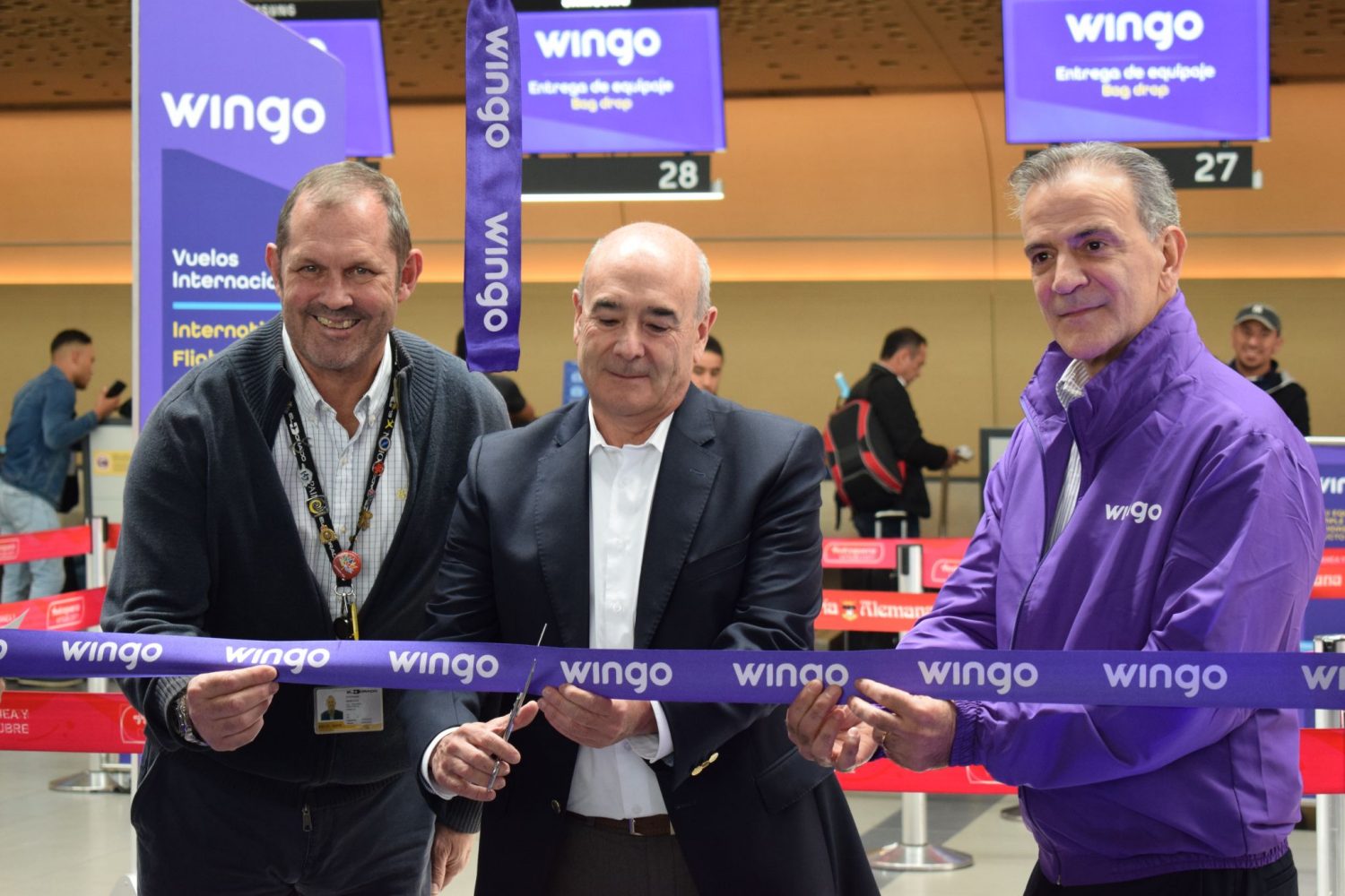 Carlos Henriquez, viceministro de Transporte de Colombia, Sergio París Mendoza, director de Aerocivil; y Eduardo Lombana, CEO de Wingo, en el corte de cinta del vuelo inaugural a Caracas.