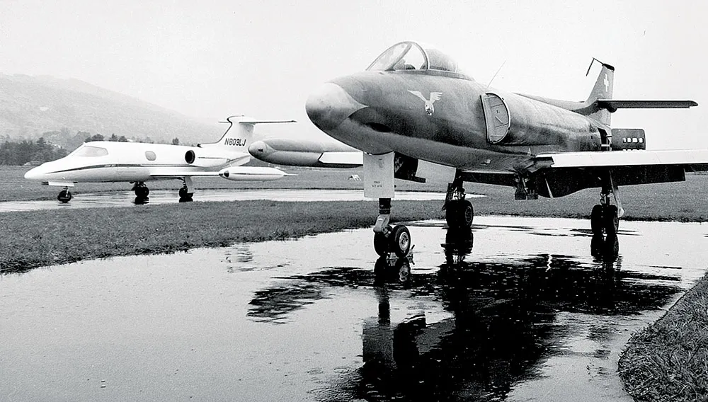 P-16 Fighter (SAAC) y el LearJet.23. Foto: Rob Report. 